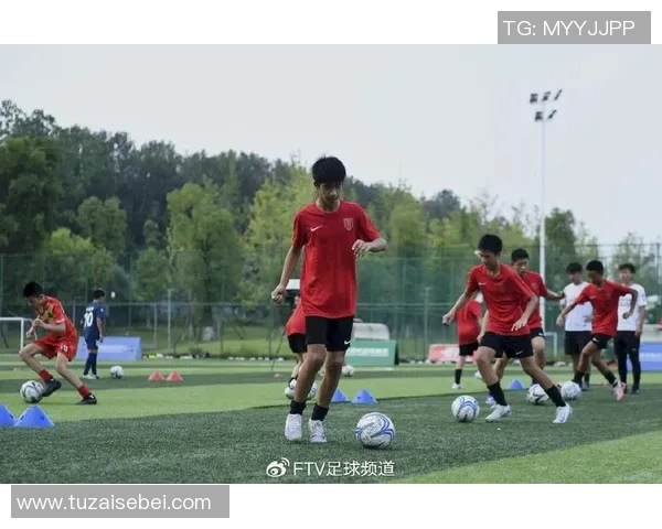 耐克足球巨星齐聚一堂展现团队精神与运动魅力的精彩合影